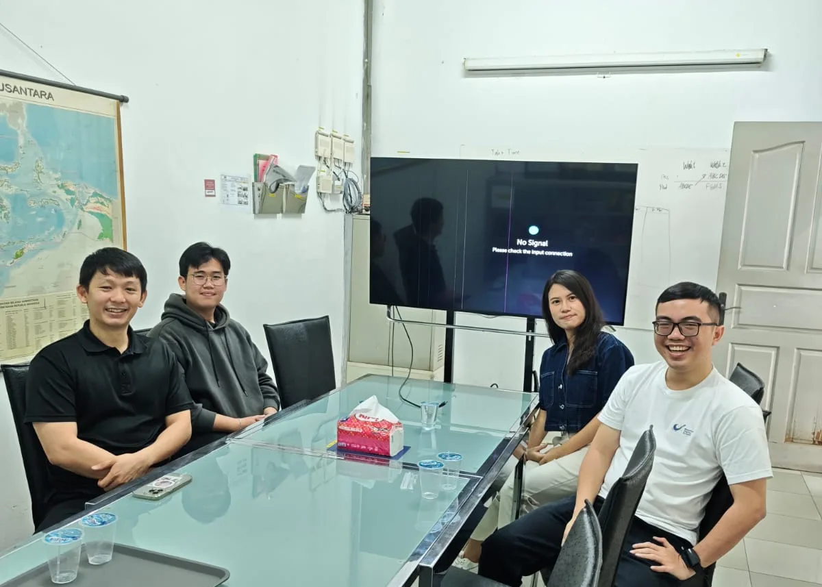 Tim Manifest Digital Kreatif berbincang langsung dengan tim JN Engineering di ruang meeting kantor mereka